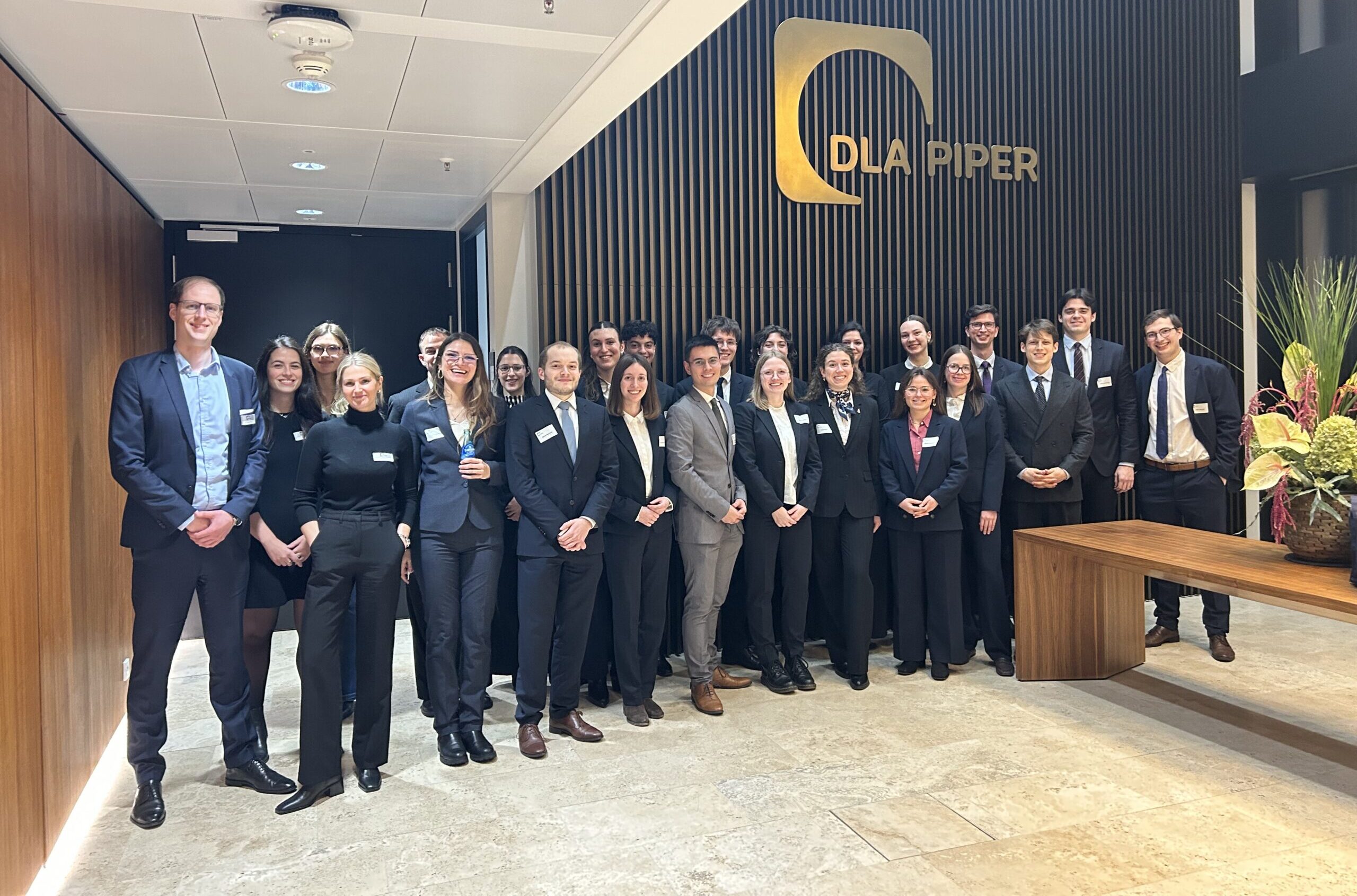 Mini-Moot Frankfurt: Gleich 4 Teams bereiten sich mit DLA Piper vor